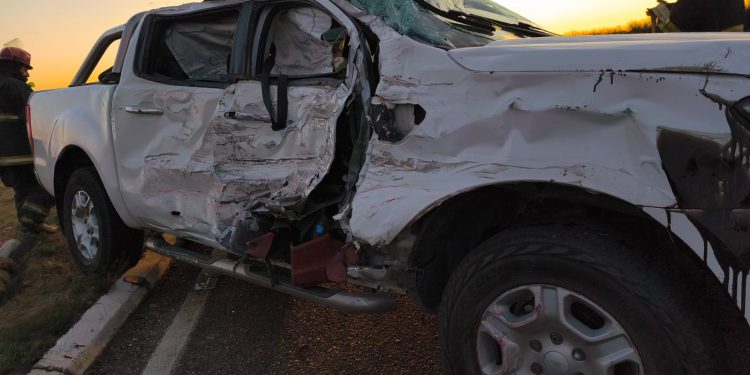 Siniestro vial ocurrido en la intersección de las rutas nacionales 22 y 251.  Personal del Cuerpo de Seguridad Vial de la Policía de Río Negro en Río Colorado, intervino en la tarde de éste miércoles, alrededor de las 17:45 horas, en ayuda y prevención de un siniestro vial ocurrido en la intersección de las rutas nacionales 22 y 251.