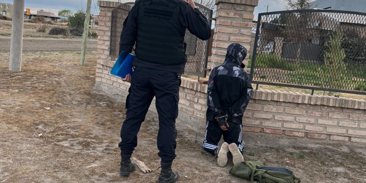 CHOELE CHOEL: Un sujeto quedó detenido por intentar hurtar una moto  La Policía de Río Negro impidió, en la mañana de éste martes, la fuga de un sujeto que había intentado llevarse la moto de un trabajador municipal de la ciudad.