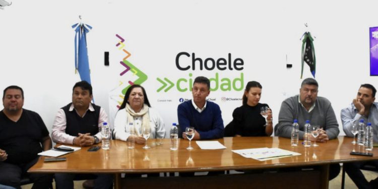 Choele Choel presentó la primera edición de la Fiesta Nacional del Folklore y la Familia  El histórico festival provincial, que en 2024 celebró su edición número 50, fue elevado a categoría nacional. El intendente Diego Ramello lo anunció en la presentación de la grilla artística.