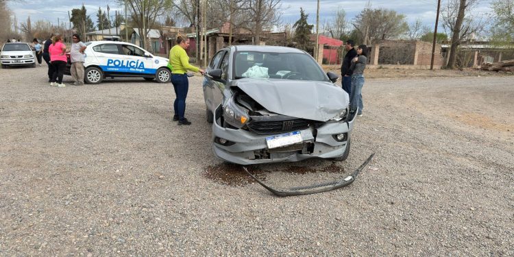 LAMARQUE: Accidente de transito en la intersección de calles Saavedra y 25 de Mayo.  En horas de la tarde de éste martes, aproximadamente a las 15:30 hs., se tomó conocimiento en sede de la comisaría 17 de Lamarque sobre una colisión vehicular ocurrida en la intersección de calles Saavedra y 25 de Mayo.