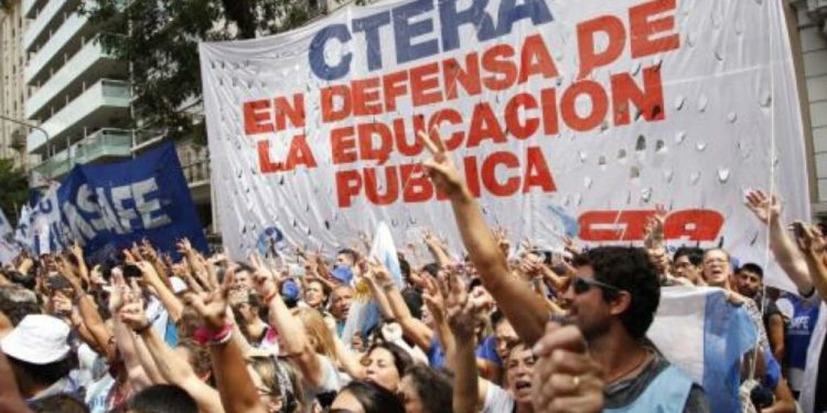 CTERA amenazan con un nuevo paro nacional docente en reclamo de mejoras salariales  La Confederación de Trabajadores de la Educación (CTERA) amenaza con un nuevo paro nacional docente en reclamo de mejoras salariales. Sin embargo, todavía no le pusieron fecha.