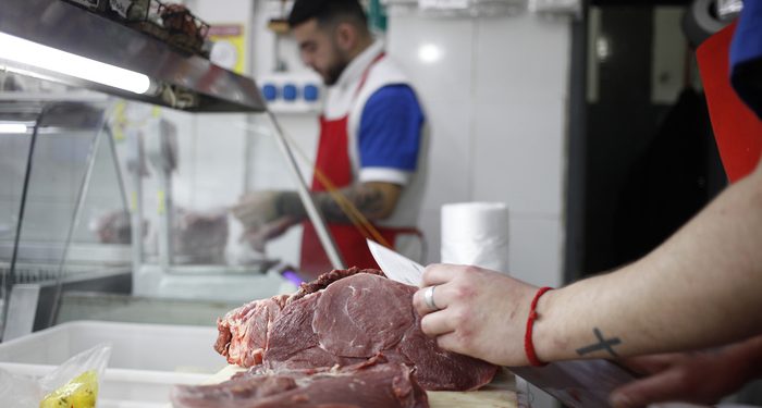 El Gobierno extendió la quita temporal de las retenciones a las carnes avícolas y bovinas  En medio de la sangría de reservas, el Gobierno nacional anunció este lunes la quita temporal de las retenciones a los granos, las carnes avícolas y bovinas. Todos los detalles.