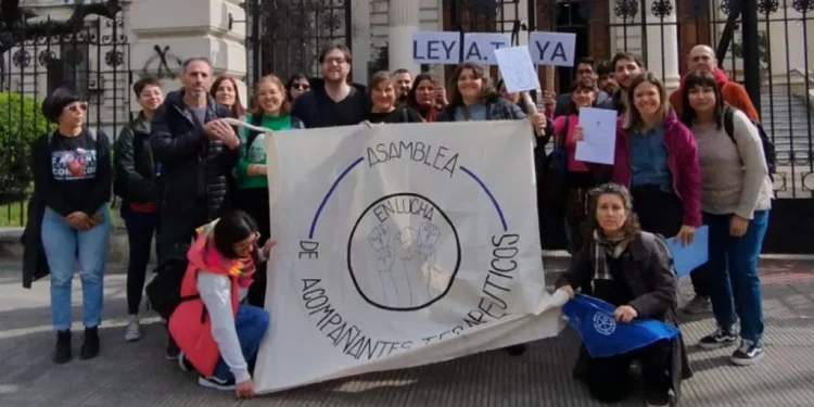 Acompañantes terapéuticos celebraron el avance de la ley que los reconoce: “Pusimos en palabras todo nuestro trabajo”  La Asamblea de Acompañantes Terapéuticos celebró el avance de la ley que los reconoce como trabajadores de la salud y comentaron acerca de sus beneficios.