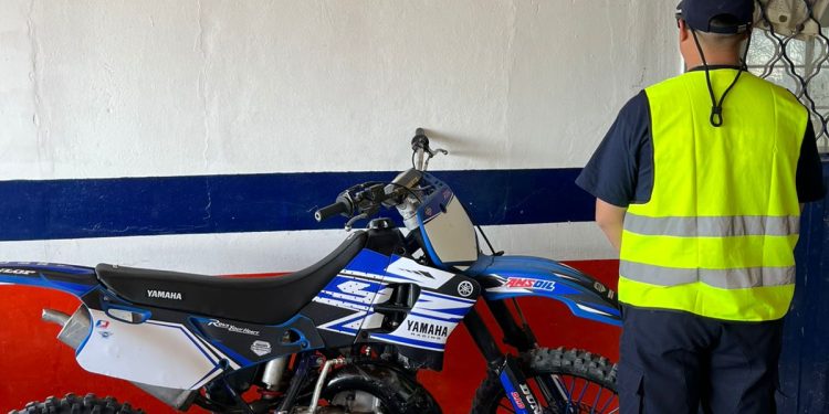 POMONA: Retienen moto por no coincidir número de motor con documentacion  En un nuevo operativo de control vehicular llevado a cabo en la tarde del sábado, personal policial del Destacamento Seguridad Vial Pomona detectó irregularidades en un motovehiculo y procedió a su retención preventiva.