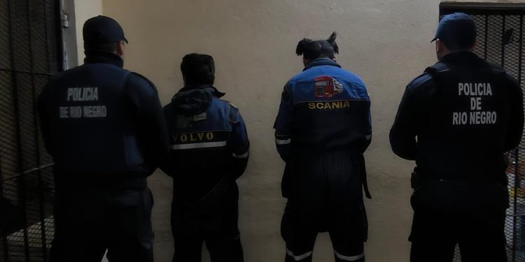 RIO COLORADO: Cuatro personas extranjeras fueron demoradas en Río Colorado, por tener orden de ser expulsados del país  Personal de la Comisaría 11° de Río Colorado detuvo a cuatro personas extranjeras que habían ingresado al país de manera ilegal. Se trata de tres ciudadanos colombianos y un ciudadano boliviano, quienes fueron puestos a disposición de las autoridades migratorias.