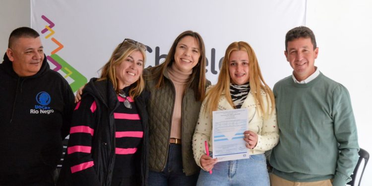 CHOELE CHOEL: Con mano de obra calificada y la nueva ley de empleo local, Río Negro fortalece el trabajo en Valle Medio  En Choele se llevó adelante la entrega de certificaciones del IERIC (Instituto de Estadística y Registro de la Industria de la Construcción) a trabajadores de la construcción del Valle Medio, un reconocimiento que valida sus saberes y experiencias y que los posiciona dentro de una provincia que avanza con más oportunidades para su gente.