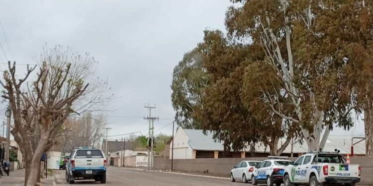LUIS BELTRAN: Allanamientos múltiples en un barrio por una serie de delitos  En la tarde de éste martes, efectivos policiales de la Comisaría 19 de Luis Beltrán dieron cumplimiento a la diligencia de allanamiento instruida por el Juez de Garantías de Choele Choel sobre tres domicilios del barrio Primeros Pobladores.