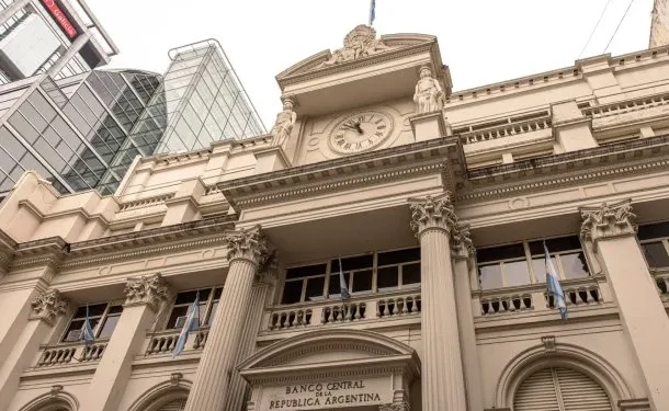 NACIONALES: El dólar mayorista superó el techo de la banda y el BCRA quedó habilitado para intervenir  El tipo de cambio del dólar mayorista se ubica a centavos del techo de la banda. Inversores buscan resguardo ante la falta de reservas y los próximos vencimientos de deuda.