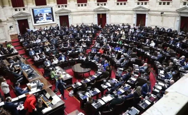 NACIONALES: A pesar de las negociaciones con las provincias, rechazaron los vetos de Milei al Garrahan y las universidades  El Gobierno recibió un doble golpe en la Cámara baja, mientras miles de personas se manifiestan frente al Congreso