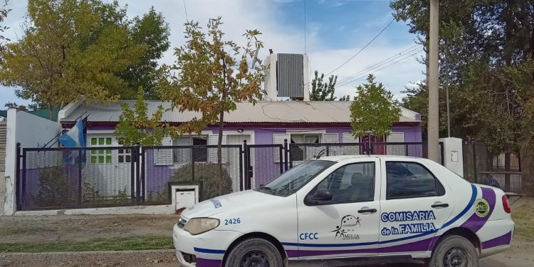 CHOELE CHOEL: Detuvieron a un hombre por amenazas en el marco de violencia de género  La policía detuvo ayer, en Choele Choel, a un hombre de 29 años de edad por amenazas en el marco de violencia de género y desobediencia a una orden judicial.