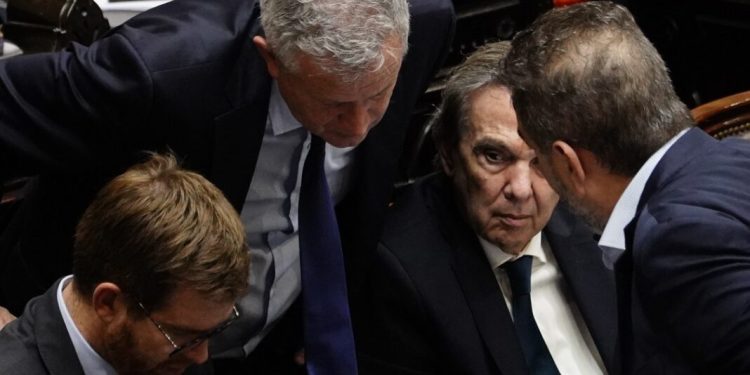 DIPUTADOS: La oposición pide que el nuevo endeudamiento de Milei pase por el Congreso  Diputados de la oposición salieron a advertirle al Gobierno nacional que cualquier deuda con el Tesoro de los Estados Unidos deberá ser aprobada por el Congreso.