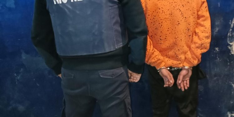 CHIMPAY: Policía detuvo a sujeto violento que provocaba desmanes y agresiones en la madrugada  Personal de la Comisaría 37 de Chimpay detuvo, en la madrugada de éste miércoles, a un sujeto sobre el que se formularán cargos por “daño, lesiones y atentado y resistencia a la autoridad”.