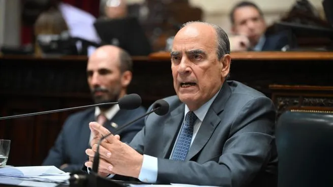 El Gobierno admite que el auxilio de EEUU no llegará pronto y relativiza su urgencia: «No creemos que sea necesario»  El jefe de Gabinete aseguró que no están esperando el respaldo prometido por Donald Trump porque Argentina tiene “fondos suficientes para hacer frente a la demanda de dólares y pagar la deuda”. Sin embargo, valoró especialmente el compromiso.