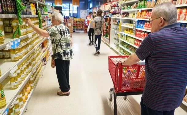 El Gobierno derogó más de 70 normas de control a comercios y supermercados: todos los detalles  Quedaron sin efecto la Ley de Góndolas, normas complementarias a la ya derogada Ley de Abastecimiento y el programa Precios Justos entre otras normas comerciales.