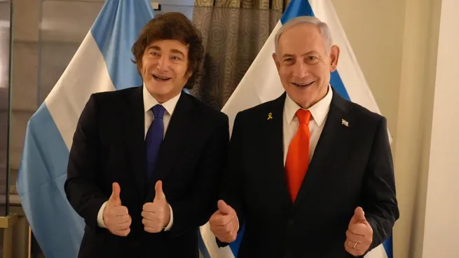 Javier Milei se reunió con el primer ministro de Israel, Benjamín Netanyahu, en Nueva York  El mandatario argentino mantuvo una reunión con su par israelí este jueves. Por la noche asistirá a la ceremonia de entrega del Premio de B'nai B'rith. Luego partirá nuevamente hacia la Argentina.