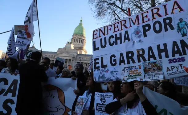 NACIONALES: Trabajadores del Hospital Garrahan prometieron «no dar un paso atrás» en la defensa del centro médico infantil  El presidente Javier Milei vetó la ley para aumentar el presupuesto del Hospital Garrahan, tras lo cual el personal médico advirtió que "se está hundiendo".