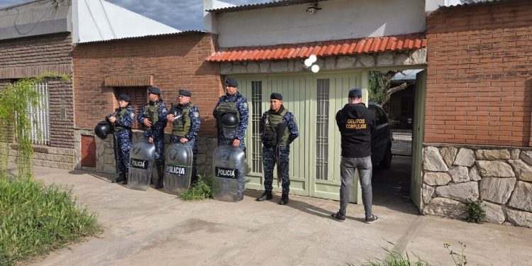 BAHIA BLANCA: Allanamientos para proteger la integridad de niños, niñas y adolescentes En el marco de dos causas distintas, investigadas por la UFIJ N.º 20 a cargo del fiscal Rodolfo De Lucia, el Juzgado de Garantías N.º 3 ordenó el allanamiento de un domicilio en Bahía Blanca y otro en la localidad de Dolores para recolectar elementos de interés para cada una de las investigaciones.