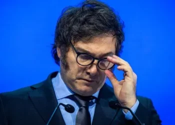 Según Financial Times, Javier Milei atraviesa «la mayor crisis de su presidencia»
