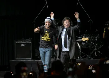 Milei presenta su nuevo libro con un show musical protagonizado por él