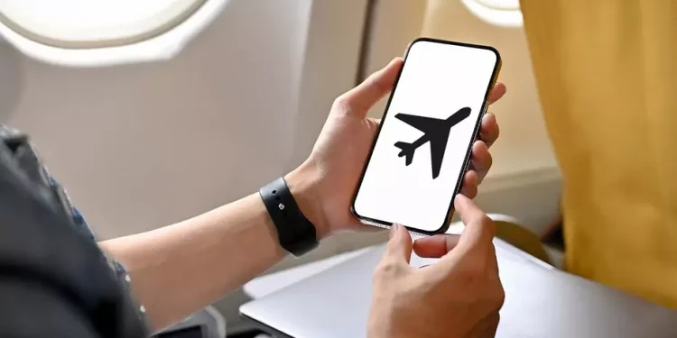 «Modo avión» puede potenciar el rendimiento del celular pero pocos lo usan: los 3 beneficios que no conocías  Esta función diseñada para viajar en transporte aéreo puede ser útil para otras situaciones cotidianas que mejoraran el rendimiento del teléfono.