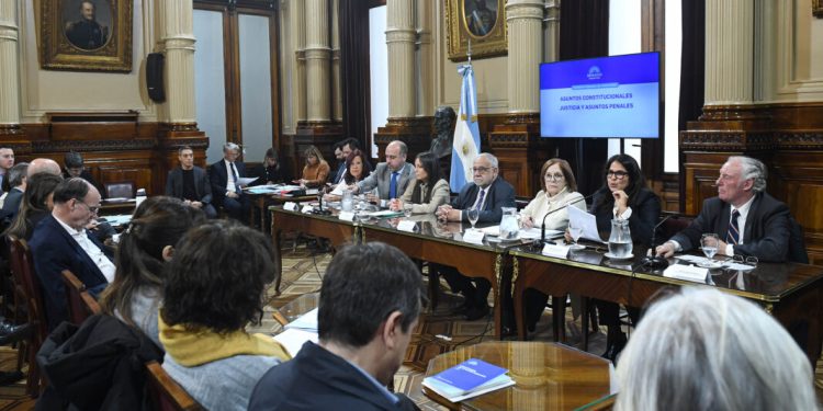 Congreso: La oposición va por la interpelación de Karina Milei y el rechazo de los DNU  En medio de la campaña electoral, el Gobierno mirará de reojo el Congreso. La oposición busca acelerar el tratamientos de varios proyectos clave. Uno por uno, los expedientes.