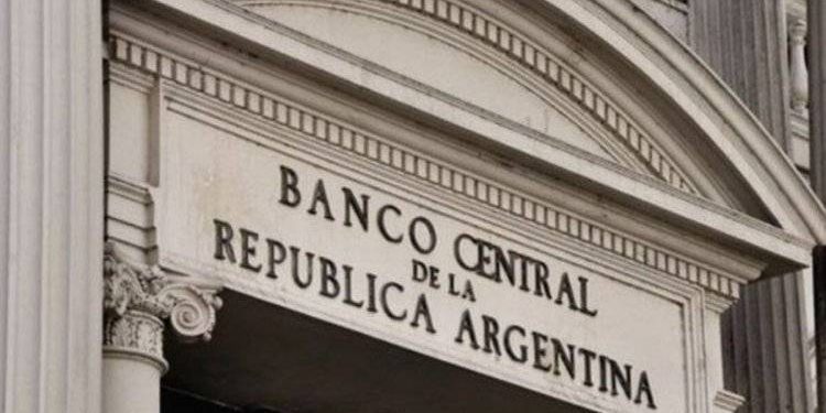 Comunicación del Banco Central: impone cepo para dólares financieros  El Banco Central dispuso que las empresas deberán presentar una declaración jurada y los directores se comprometan a no adquirir dólares en la bolsa durante 90 días.