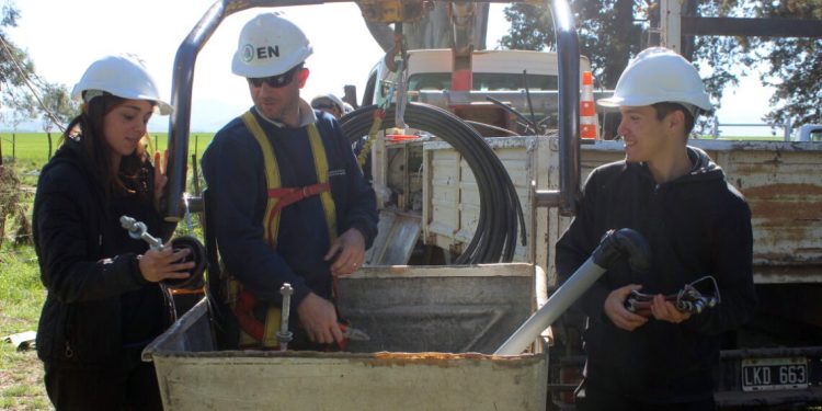 TORNQUIST: Importante convenio entre la CELT y la Escuela Técnica Nº 1: una alianza educativa con proyección local  El gerente general de la Cooperativa Eléctrica Limitada de Tornquist (CELT), Rubén Lascano, destacó la trascendencia del convenio firmado con la Escuela de Educación Técnica Nº 1, que permitirá fortalecer la formación práctica de los estudiantes y, al mismo tiempo, estrechar el vínculo entre ambas instituciones.