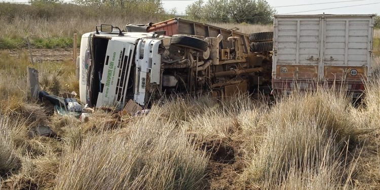 Personal del Destacamento Vial Pomona debió acudir ésta mañana al kilómetro 276 de la Ruta Nacional 250, lugar en el que se produjo un accidente de tránsito  El hecho ocurrió minutos antes de las 10 de la mañana y se trató del despiste seguido de choque y vuelco de un camión Iveco con semirremolque que era conducido por un ciudadano de 61 años de edad oriundo de San Antonio Oeste.