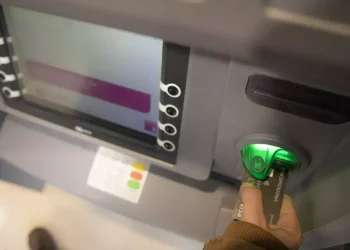 Provincia inició el pago de sueldos a estatales rionegrinos