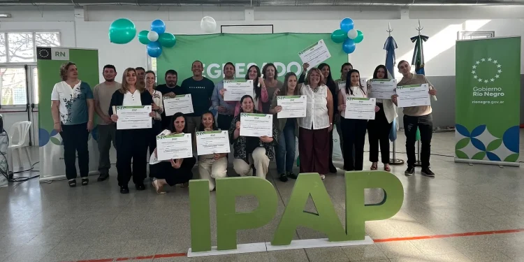 RIO COLORADO: El IPAP celebró un nuevo acto de egresados  Este miércoles, en una emotiva ceremonia, el Instituto Provincial de la Administración (IPAP) celebró el egreso de 19 estudiantes en Río Colorado, un municipio que se destaca por su compromiso con la educación y el desarrollo de sus habitantes.