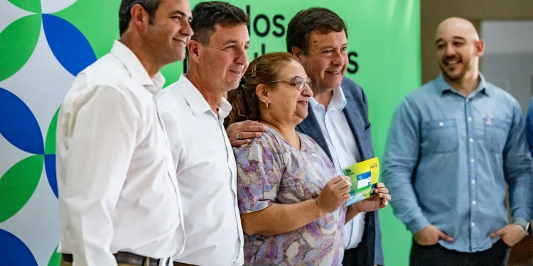 CHOELE CHOEL: Weretilneck entregó tarjetas de salud y escrituras  El Gobernador Alberto Weretilneck participó en Choele Choel, junto al Intendente Diego Ramello, de la entrega de 130 tarjetas del programa Río Negro Presente Salud, garantizando el acceso a medicamentos de forma gratuita. Además, familias de la localidad recibieron las escrituras de sus viviendas.