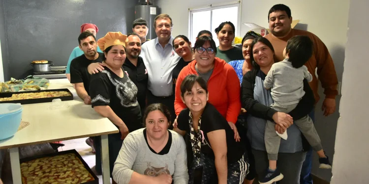 CHIMPAY: Weretilneck inauguró obras en el Polideportivo Municipal  El Gobernador Alberto Weretilneck inauguró en Chimpay las obras de refacción y modernización del Polideportivo Municipal, que ahora cuenta con calefacción central, nueva instalación eléctrica, mejor iluminación y pintura integral. Los trabajos fueron ejecutados junto al Municipio, con el objetivo de recuperar uno de los espacios más utilizados por la comunidad.