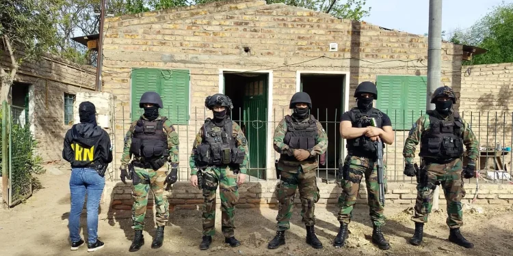 CHIMPAY: Desbarataron un kiosco narco gracias al 0800-DROGAS  La Policía de Río Negro desbarató un kiosco narco en Chimpay, luego de una investigación iniciada tras una denuncia anónima al 0800-DROGAS, la línea gratuita que depende del Ministerio de Seguridad y Justicia.