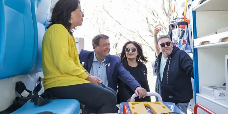 Renovación histórica: Weretilneck entregó más de 80 vehículos para salud  El Gobernador Alberto Weretilneck encabezó en Viedma la entrega de más de 80 vehículos para el sistema público de salud, entre ellos 43 ambulancias totalmente equipadas, que serán utilizadas por los hospitales de la provincia y el servicio de emergencias SIARME. La renovación alcanza la totalidad del parque automotor destinado al traslado de pacientes.