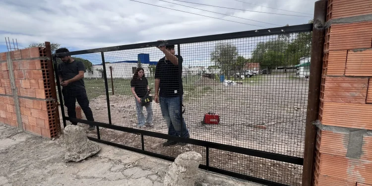 LAMARAQUE: Estudiantes del CET 20 concluyen obra para el Hospital Estudiantes del CET 20 de Lamarque están culminando una importante obra comunitaria: la construcción del paredón perimetral del Hospital “Dr. Jorge Rebok” y la colocación de portones construidos en los talleres de la escuela.