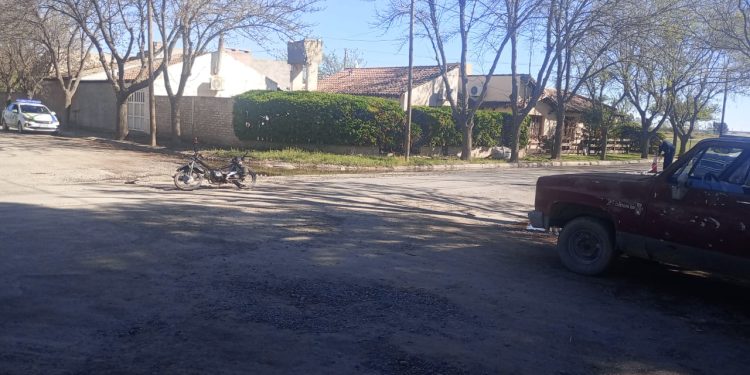 RIO COLORADO: Un accidente de tránsito ocurrido en la ciudad de dejó como saldo un motociclista hospitalizado  El incidente vial ocurrió pasadas las 15,30 horas de éste martes en la intersección de las calles Ingeniero Andersen y 9 de Julio.