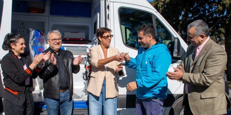 TORNQUIST: El distrito recibió una nueva ambulancia y equipamiento informático para el Hospital Municipal  Con un acto encabezado por la Viceministra de Salud de la Provincia de Buenos Aires, Dra. Alexia Navarro, y el Intendente Municipal, Sergio Bordoni, este martes tuvo lugar la entrega de una ambulancia 0km para el Hospital Municipal ‘Dr. Alberto Castro’ de Tornquist.