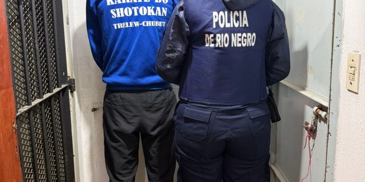 LAMARQUE: Rápido accionar policial evita robo en vivienda de adulto mayor En la mañana del domingo, minutos después de las 10 horas, personal policial de la Comisaría 17 de Lamarque recibió un llamado de una vecina de la localidad, quien alertó sobre la presencia de un individuo desconocido en el patio de su domicilio, ubicado en calle Sarmiento al 1500.