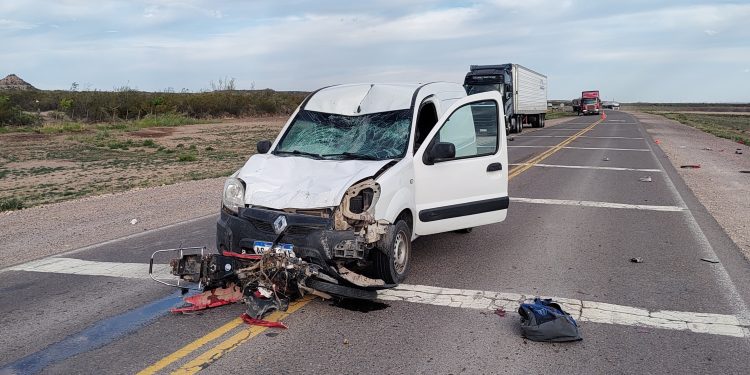 Accidente de tránsito en la ruta nacional 22 a la altura de la localidad de Darwin  Un accidente de tránsito, que tuvo por protagonistas a un vehículo utilitario y una moto de baja cilindrada, ocurrió en la tarde de éste domingo, pasadas las 17,30 horas, sobre la ruta nacional 22 a la altura de la localidad de Darwin.