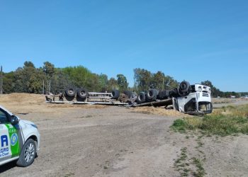 Un camión volcó esta mañana en el kilómetro 995 de la Ruta Nacional 22, luego de sufrir un desperfecto mecánico mientras se dirigía hacia la localidad de Añelo.