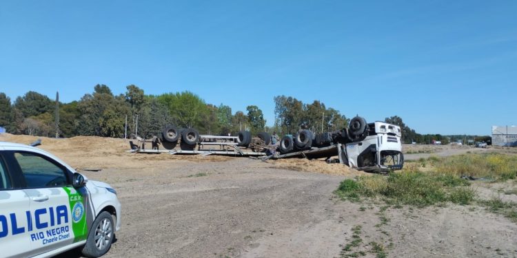 Un camión volcó esta mañana en el kilómetro 995 de la Ruta Nacional 22, luego de sufrir un desperfecto mecánico mientras se dirigía hacia la localidad de Añelo.  El siniestro vial ocurrió alrededor de las 9:15 hs y fue reportado por personal policial del Cuerpo de Seguridad Vial de Choele Choel que llegó al lugar pocos minutos después.