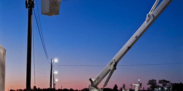 CHOELE CHOEL: Avanza  el recambio de luminarias en Choele «el barrio Maldonado ya cuenta con tecnología LED»  La Municipalidad de Choele Choel puso en marcha una nueva etapa del programa Choele 100% LED, que proyecta renovar la totalidad del sistema de alumbrado público de la ciudad. En esta oportunidad, los trabajos comenzaron en el barrio Maldonado, donde las antiguas luminarias están siendo reemplazadas por equipos de tecnología LED.
