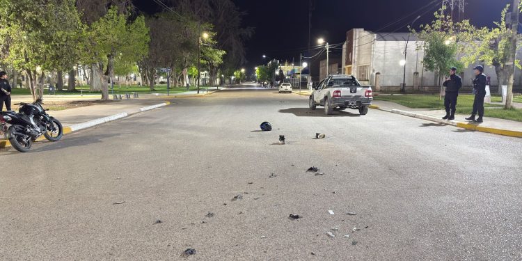 LAMARQUE: En horas de la madrugada del domingo, alrededor de las 2:00, se registró un accidente de tránsito en la intersección de las calles Rivadavia y Sarmiento  El incidente vial dejó como saldo a dos personas con lesiones de distinta consideración.