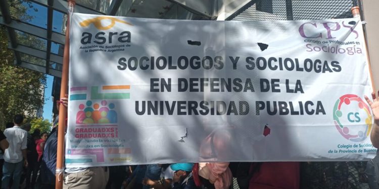 LLA busca eliminar el Colegio de Sociólogos bonaerenses: “Es una corporación medieval”  El diputado de La Libertad Avanza, Guillermo Castello, presentó un proyecto para eliminar el Colegio de Sociólogos bonaerenses.