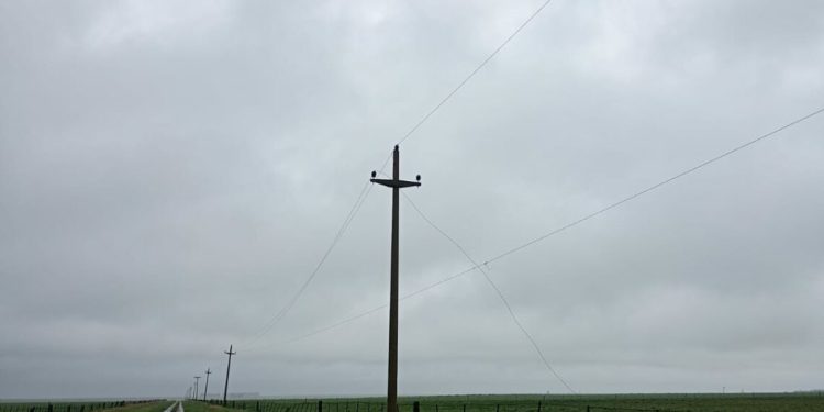TORNQUIST: El temporal provocó varios daños en el tendido eléctrico y un intenso trabajo del personal de la CELT El fuerte temporal, con abundantes lluvias y vientos intensos, que azotó nuestra zona durante el fin de semana generó múltiples inconvenientes en el tendido eléctrico en un amplio sector del área de cobertura de la CELT.. La situación demandó la rápida intervención del personal de guardia de la Cooperativa Eléctrica de Tornquist (CELT), que trabajó denodadamente y en condiciones climáticas adversas para restablecer el servicio en cada sector afectado.