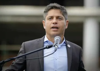 Kicillof acusó a Milei de “hipotecar el futuro del país para llegar a octubre sin devaluar”