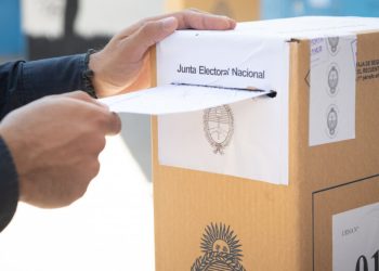 Sancionarán con multas de $77.000 a las personas que se saquen fotos con su voto