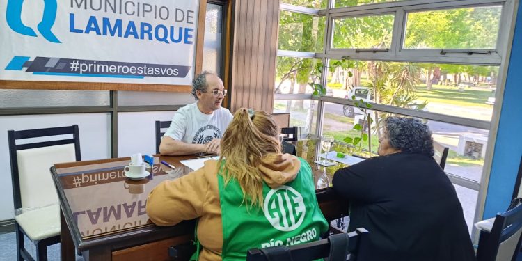 LAMARQUE: Sergio Hernández anunció un nuevo aumento para municipales  El jefe comunal confirmó que las y los empleados del Municipio de Lamarque, percibirán un nuevo aumento en los haberes correspondientes a los meses de octubre y noviembre.