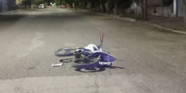 CHOELE CHOEL: Alrededor de las 00:30 horas del domingo, personal policial fue alertado sobre un accidente de tránsito ocurrido en la intersección de las calles Pacheco y República Argentina  De inmediato, un móvil de la comisaría 8va. de la ciudad se dirigió al lugar, donde se constató que un motociclista residente del barrio Tupac Amaru, de 24 años de edad, había perdido el control de su rodado marca Corven 150cc, cayendo sobre la cinta asfáltica.