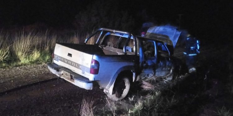 CHIMPAY: Perdidas totales en una camioneta por un incendio Bomberos de Chimpay y policía de esa ciudad intervinieron, ayer, en auxilio de una persona que sufrió un siniestro con su vehiculo.